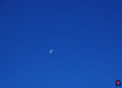 青空と月