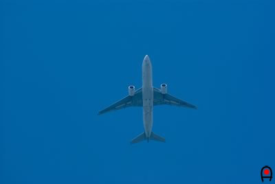 上空を通り過ぎていく旅客機の写真