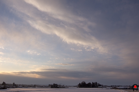 雪景色と晴れてゆく空の写真