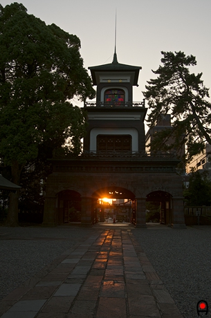 尾山神社アーチから夕日の写真