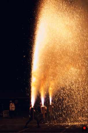 手筒花火噴射中の写真