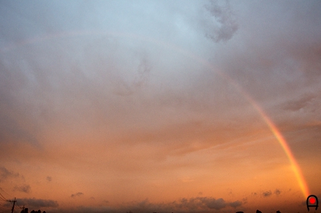 夕焼け空に掛かる虹の写真