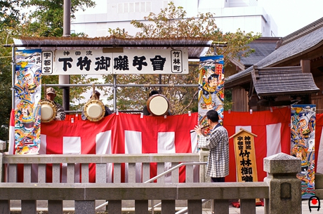 鳳輦渡御中の二荒山神社でお囃子の写真