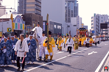 八坂神社（今泉）へ向かう鳳輦渡御の列の写真