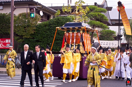 八坂神社を出発した鳳輦の写真