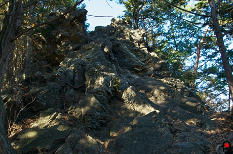 御岳への山道2つ目の岩場の写真