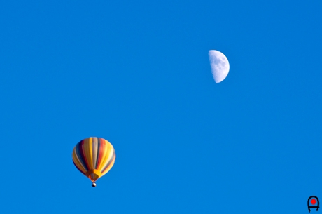気球と月の写真
