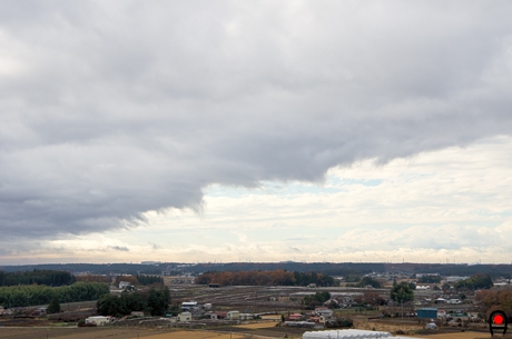 雨雲と晴間の境の写真