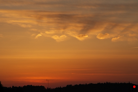 夕焼けに照らされた雲が他の雲に影を落とす夕焼けの写真