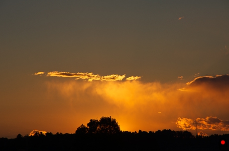 薄い雲が夕日に染まる夕焼けの写真