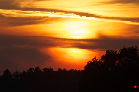 雲で夕日が分断される夕焼けの写真