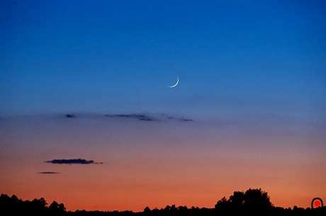 夕焼けと月の写真