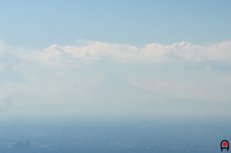わずかに見える富士山の写真