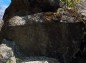 下から見上げた立身石の写真
