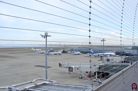羽田空港国内線第2旅客ターミナル展望デッキの金網の写真