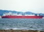 沖を通る貨物船の写真
