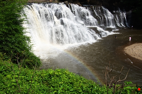 龍門の滝と虹の写真