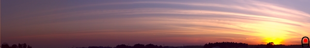 とある田園地帯のすじ雲夕焼けの写真