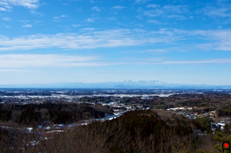 益子の森展望塔から雪の残る西方面の写真