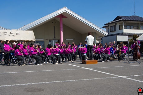 清原中学校吹奏楽部の演奏の写真