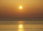 魚津から見た能登半島と夕日の写真