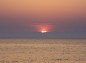 魚津から見た能登半島に沈む夕日の写真