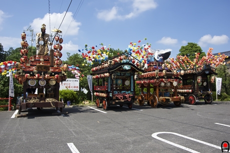 神社駐車場の山車の写真