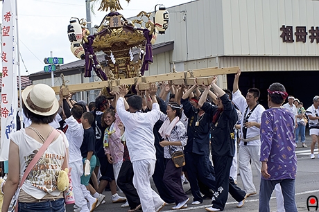 神社神輿の様子の写真