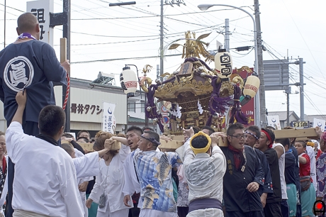 神社神輿到着の写真