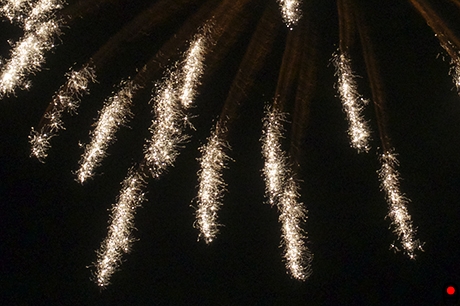穂先の様な打ち上げ花火の写真