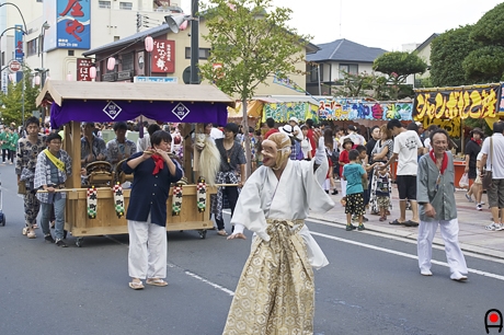 お囃子とひょっとこの踊りの写真