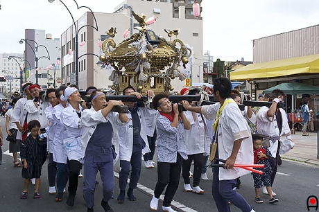 神輿を担いている様子の写真