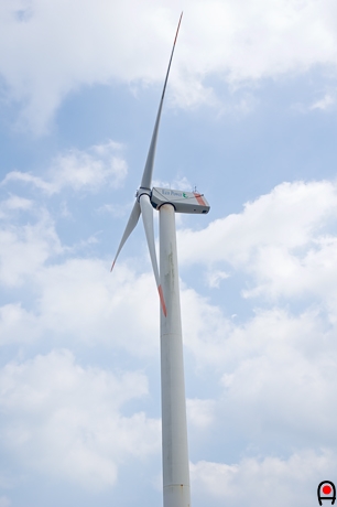 風力発電の風車の写真