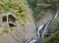 吊橋から第1観瀑台と袋田の滝の写真