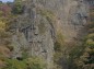 滝の脇に立つ岩山の写真