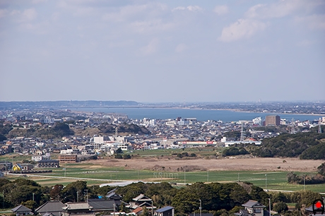 地球が丸く見える丘展望館から霞ヶ浦方面の写真