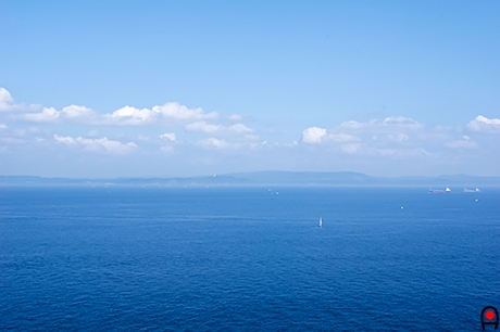 観音崎から見た東京湾観音付近の写真