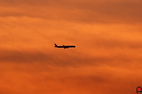 夕焼けと旅客機の写真