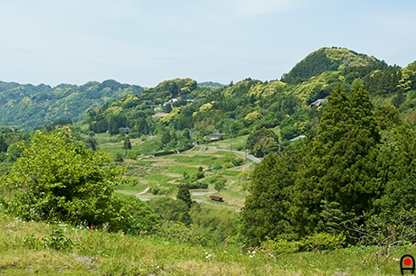 山の反対側の風景の写真