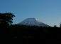 夕日に色に染まり出した富士山の写真