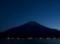 空に星が出た富士山上空の写真