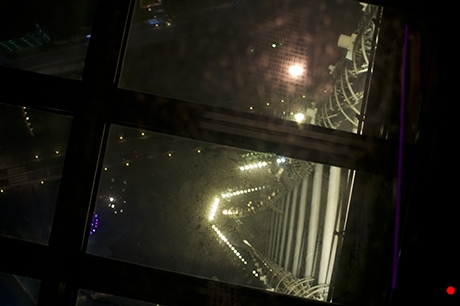 フロア340のガラス床からタワー基部の写真