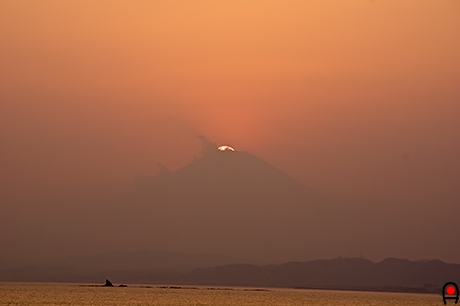 富士山に沈みきる手前の夕日の写真